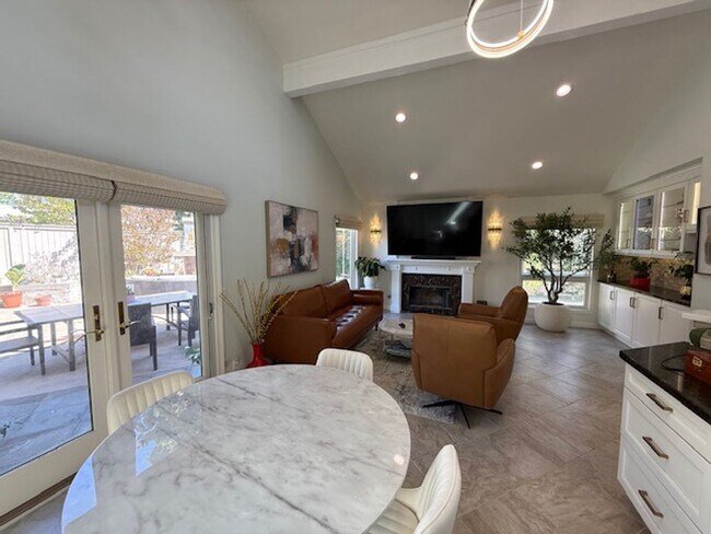 Building Photo - Fully Furnished 5 bedroom home