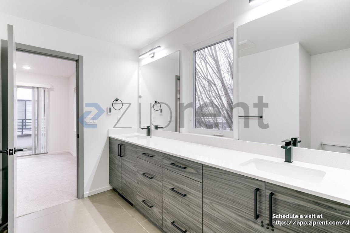 Building Photo - 539 S Cloverdale St