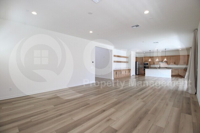 Building Photo - 10207 E Tillman Ave