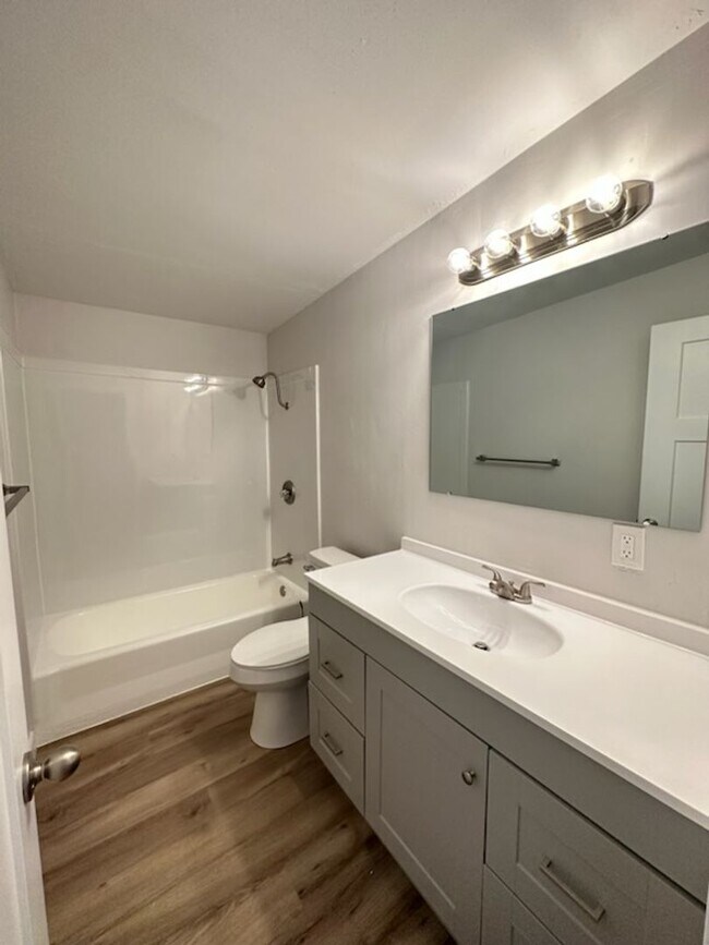 Building Photo - Beautiful 6 bedroom 2 bathroom home is a m...