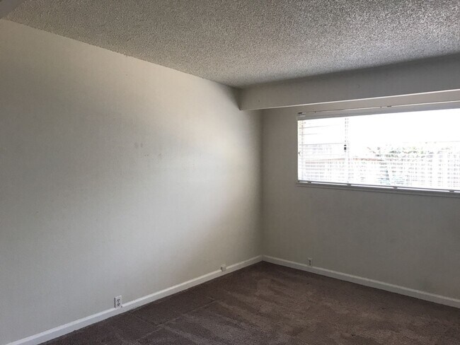 Building Photo - Spacious 5-Bedroom Home in Desirable West Davis Location