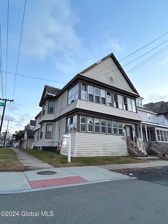 Primary Photo - 96 Robinson St