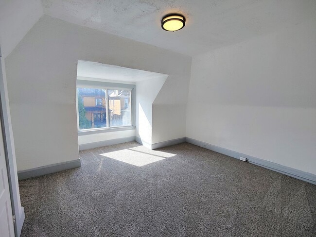 Building Photo - *Beautifully Updated & Spacious 6BD/1.5BA ...