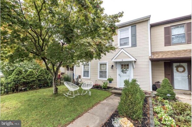 Building Photo - 5 Churchill Cir