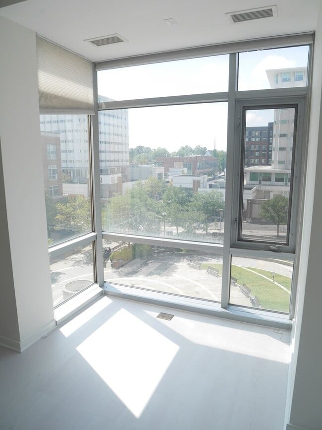 Building Photo - Modern 1-Bedroom Condo in One Independence...