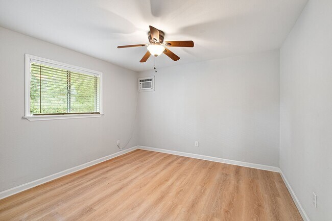 Building Photo - Secluded 3 bedroom, 1 bath house in the co...