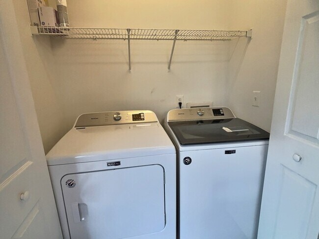 Building Photo - 20 Hollyfield Ln