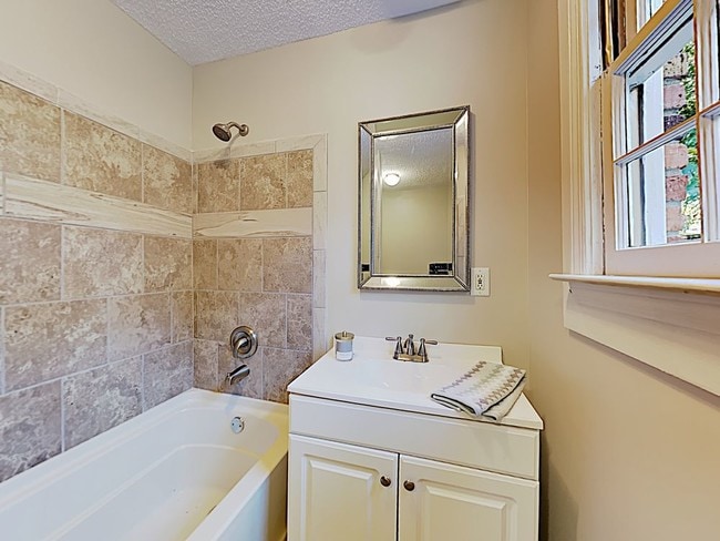 Building Photo - 4200 Oakridge Dr Columbia SC 29204