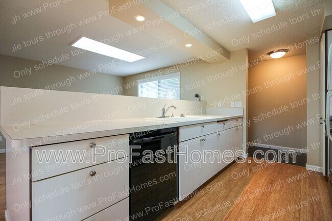 Building Photo - 14210 SW Rochester Dr