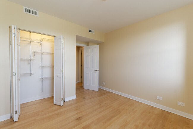 Building Photo - 811 W Eastwood Ave