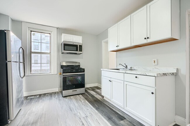 Building Photo - 400 N Hilton St