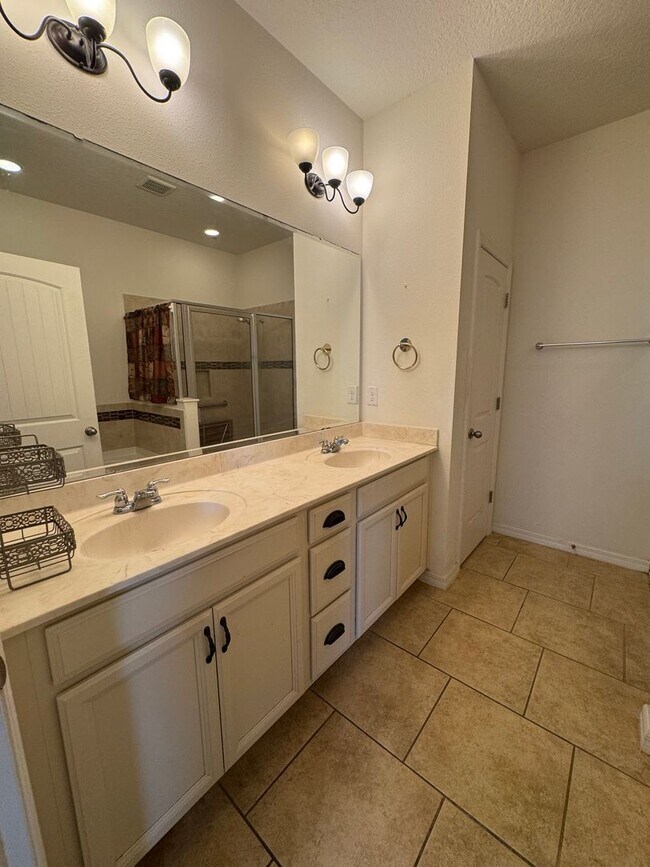 Building Photo - SPACIOUS 4BR/2BA IN THE SAINT CLOUD AREA