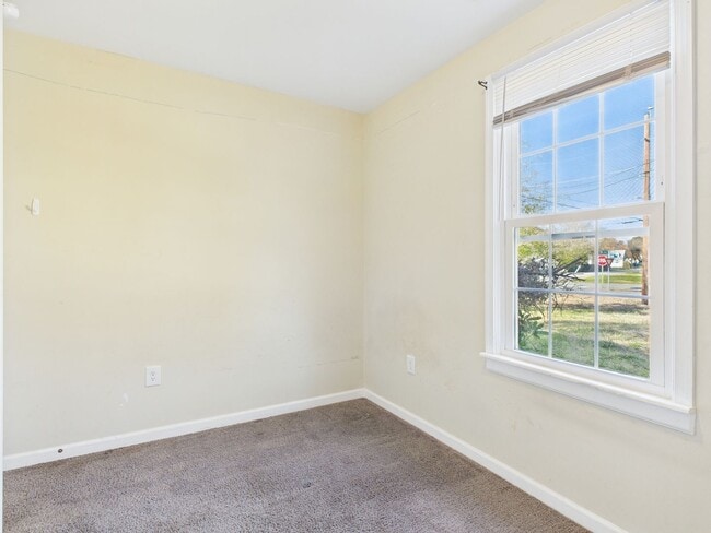 Building Photo - 604 W Vine St