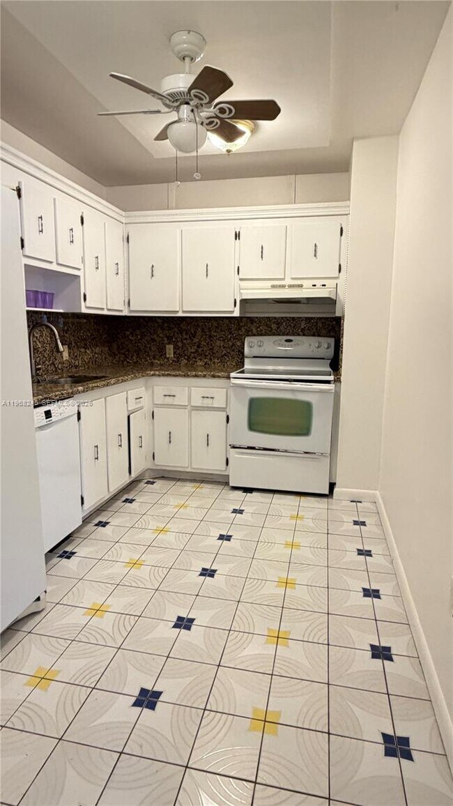 Building Photo - 20100 W Country Club Dr