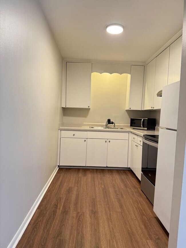 Building Photo - 2 Bedroom Unit was recently renovated. Live walking distance from the downtown square or steps fr...