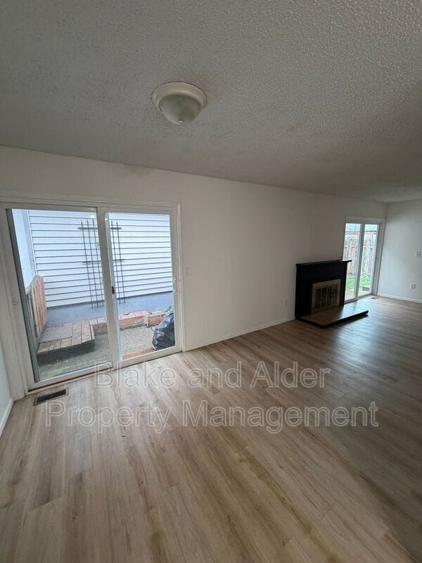 Building Photo - 5533 SW Lombard Ave