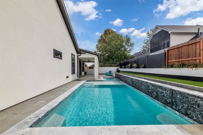 Building Photo - 17 Bellingham Ct