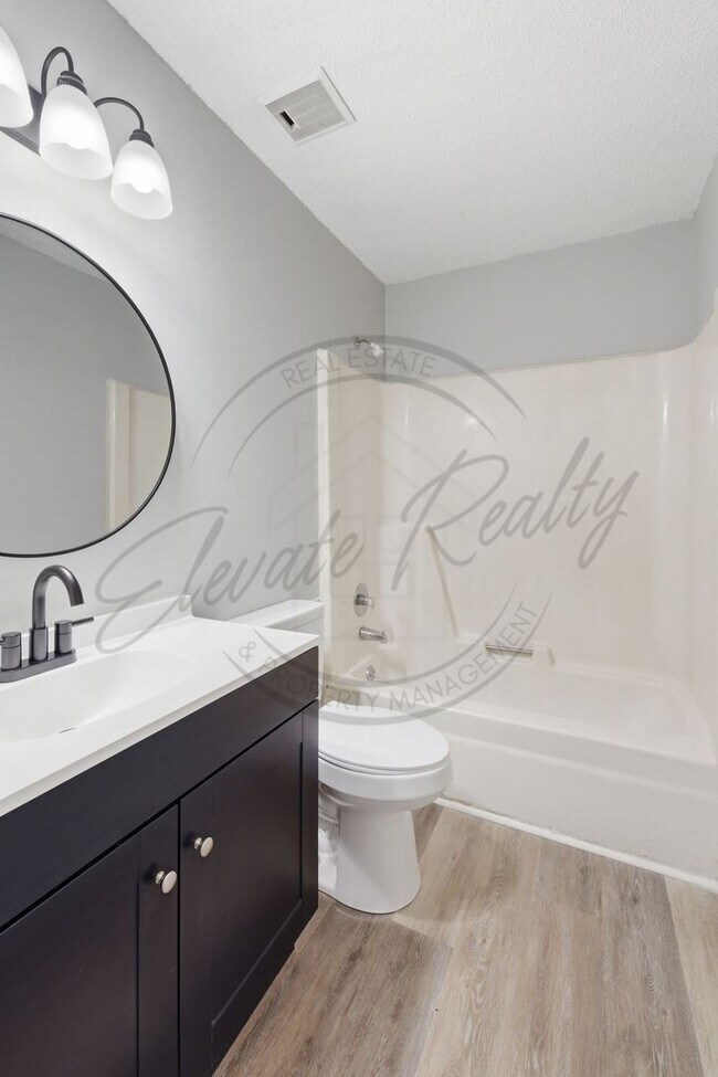 Building Photo - Two Bedroom Townhouse with Updates in North Nashville!