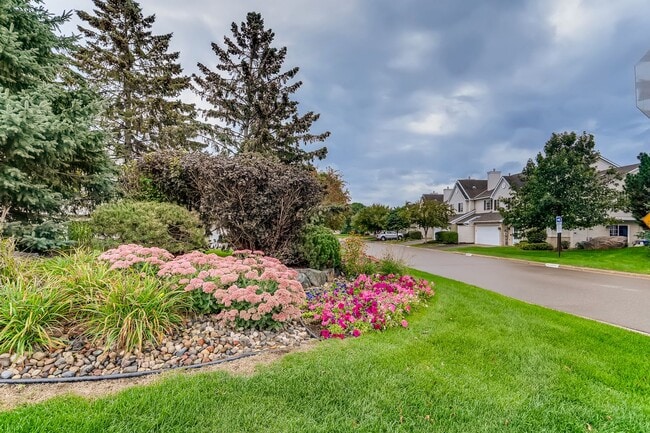 Building Photo - 2BR Woodbury Townhome with flexible lease term!