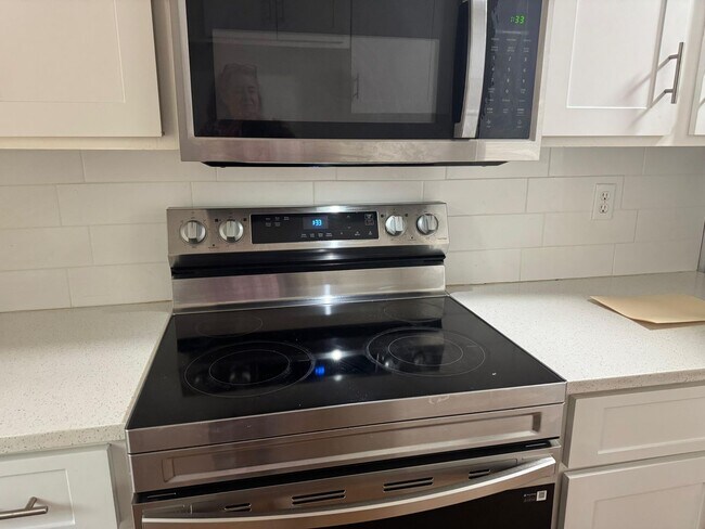 Building Photo - 5/2. Tampa MOVE IN BEFORE END OF June and JULY’S RENT FREE!!!