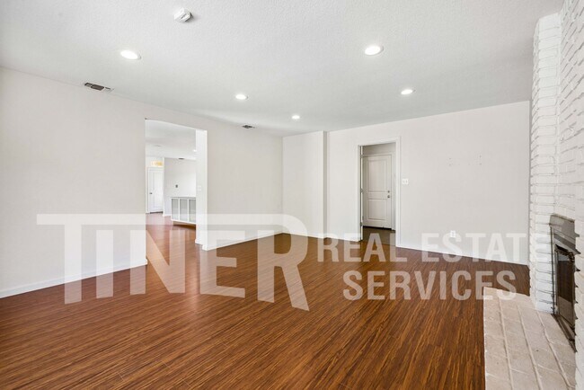 Building Photo - 5541 Ivanhoe Way