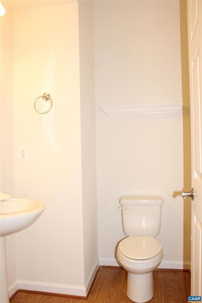Building Photo - Two story townhouse w/ 3 bedrooms,2.5 baths