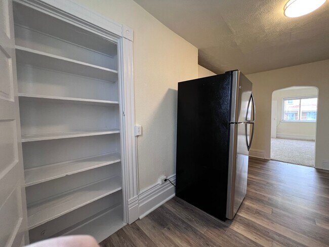 Building Photo - Updated 1BR Apartment w/ office.