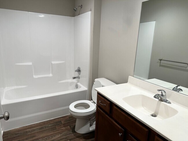 Building Photo - 502 SE Maple Dr