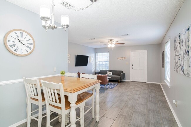 Building Photo - 2 Bed/1 Bath Condo with In-Ground Pool