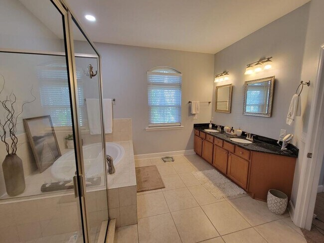 Building Photo - Fully Renovated Large 3 Bed 2.5 Bath 2 Car Garage Townhouse in Perfect Location