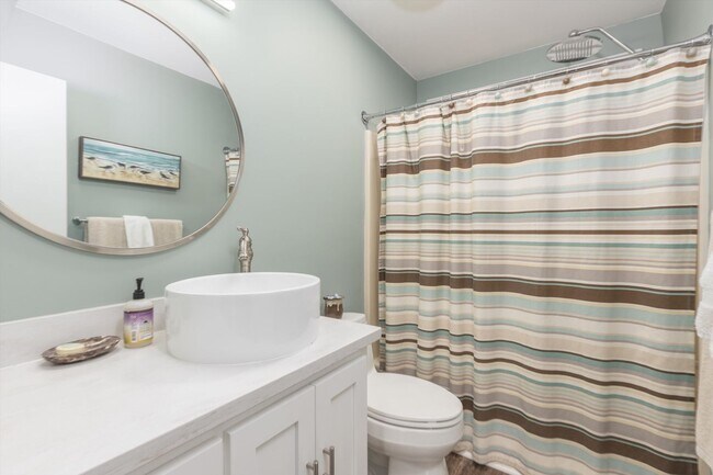 Building Photo - Fully Furnished Beach Rental