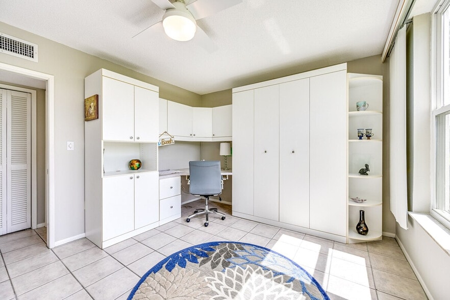 Building Photo - 745 W Country Club Dr