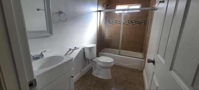 Building Photo - 109(209,211)