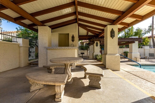 Building Photo - 5002 E Siesta Dr