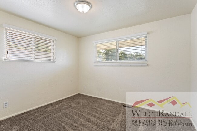 Building Photo - Elegant Layton Home Offering Space, Style,...