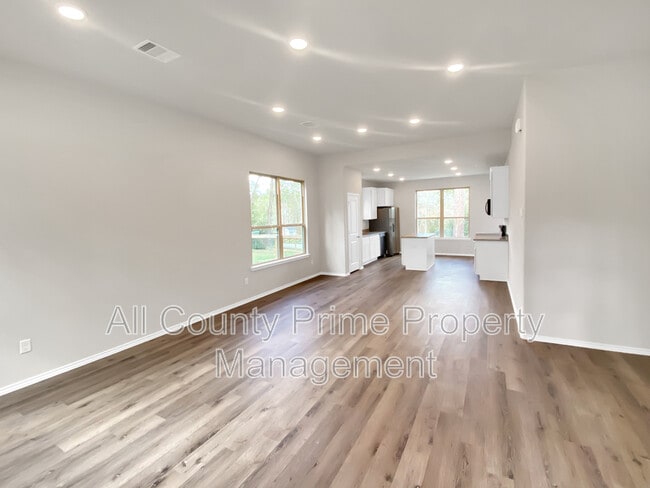 Building Photo - 807 Commanche Rd