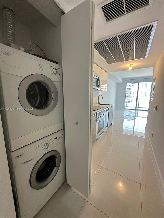 Building Photo - 1300 Brickell Bay Dr