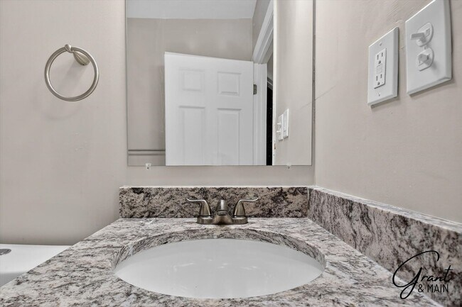 Building Photo - $1500 3 bedrooms