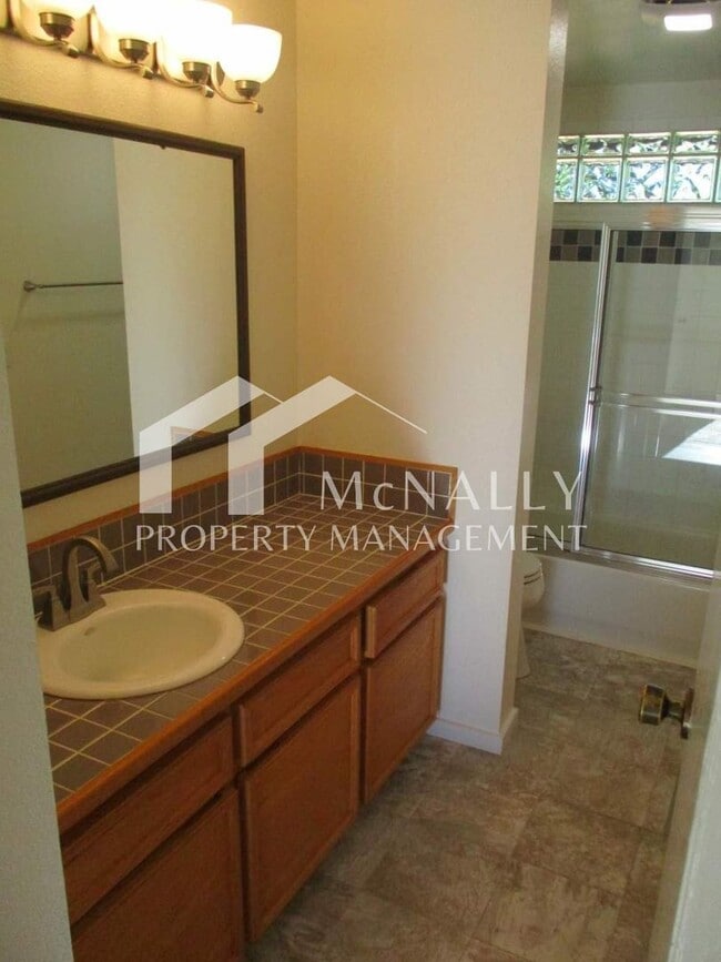 Building Photo - 4 Bedroom, 1.75 Bathroom Home in North Tacoma