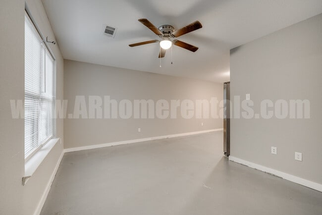 Building Photo - 707 Robins St