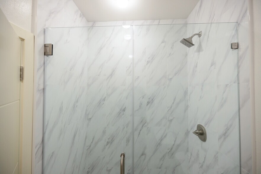 Building Photo - 1128 W 39th St