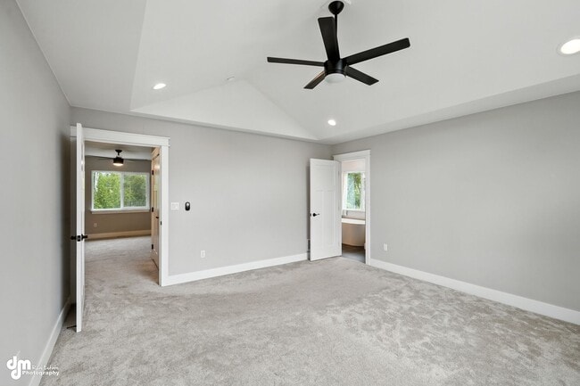 Building Photo - Charming & Updated 4BD/2.5BA!