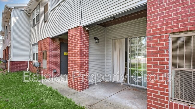 Building Photo - 4434 Trumbull St