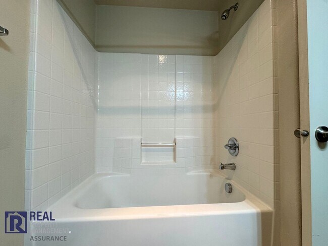 Building Photo - Beautiful 3 Bedroom With Utilities Included! MOVE IN READY!