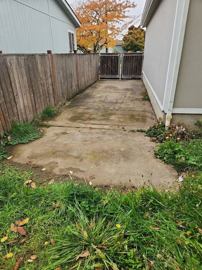 Building Photo - Pet Friendly 3bed : 2bath Home w/ 1 Car De...