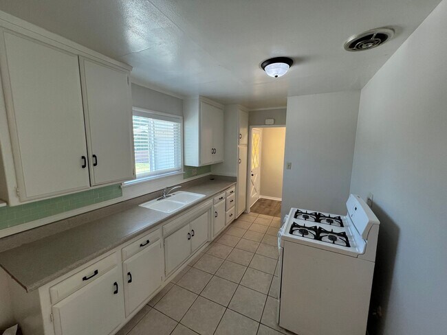 Building Photo - Darling Updated 4 Bed 2 Bath Orange Home