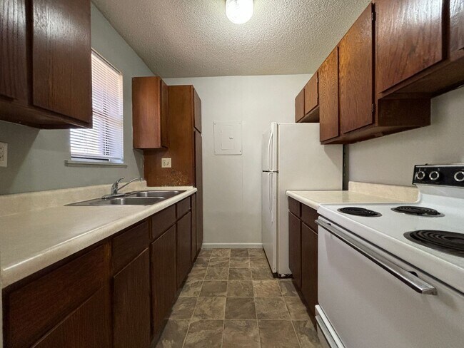 Building Photo - Studio Apartment at the Brookside Apartments!