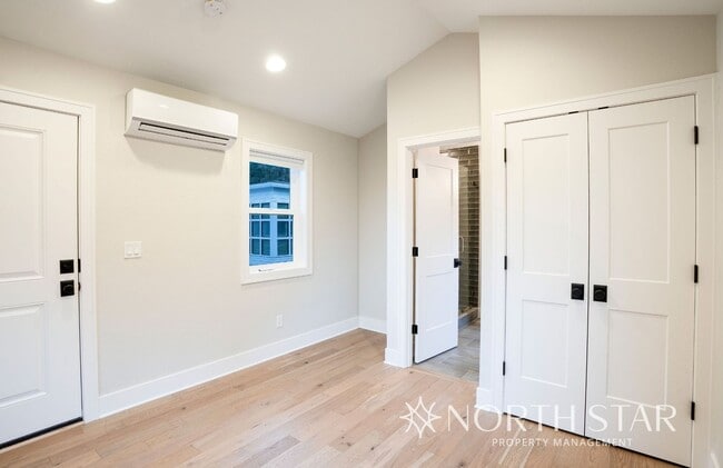 Building Photo - Newer Duplex in the Heart of Lake Oswego.