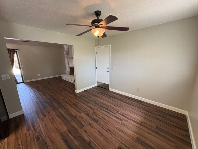 Building Photo - SW Visalia Home Available Now!!