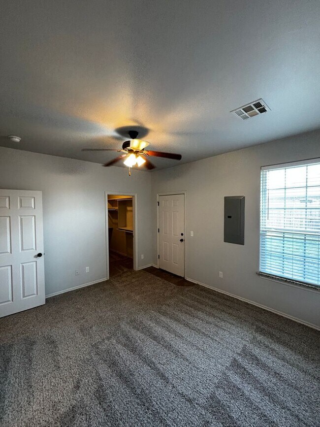 Building Photo - Move in Special!! 3BR 2BA duplex with 2 ca...